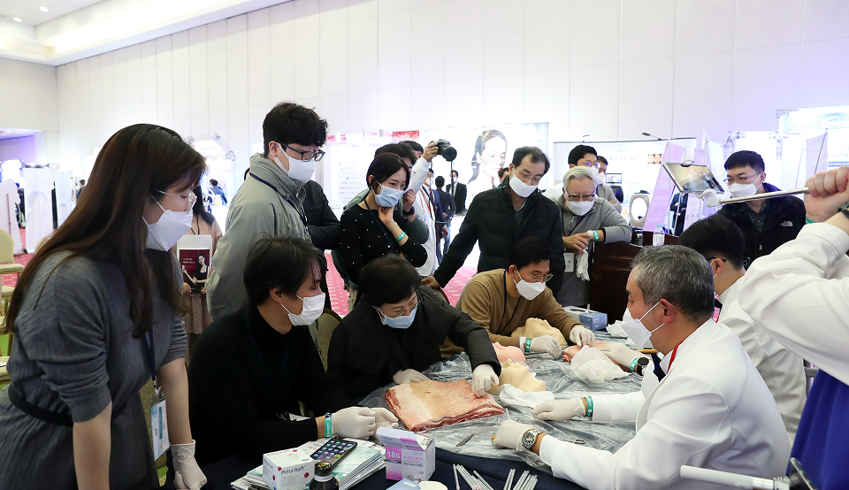 Hands-on lifting training with anatomical models